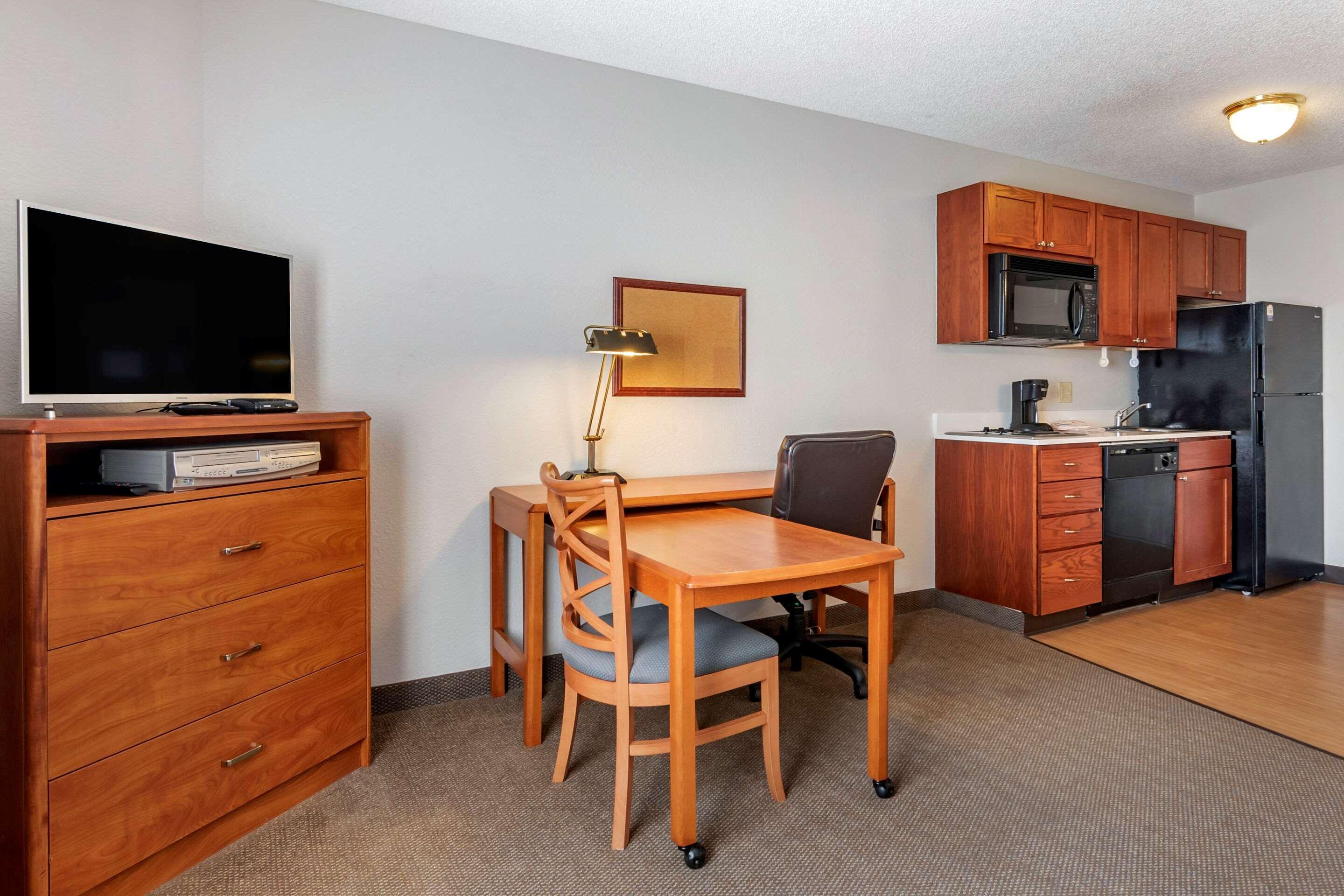 Mainstay Suites Emporia Buitenkant foto
