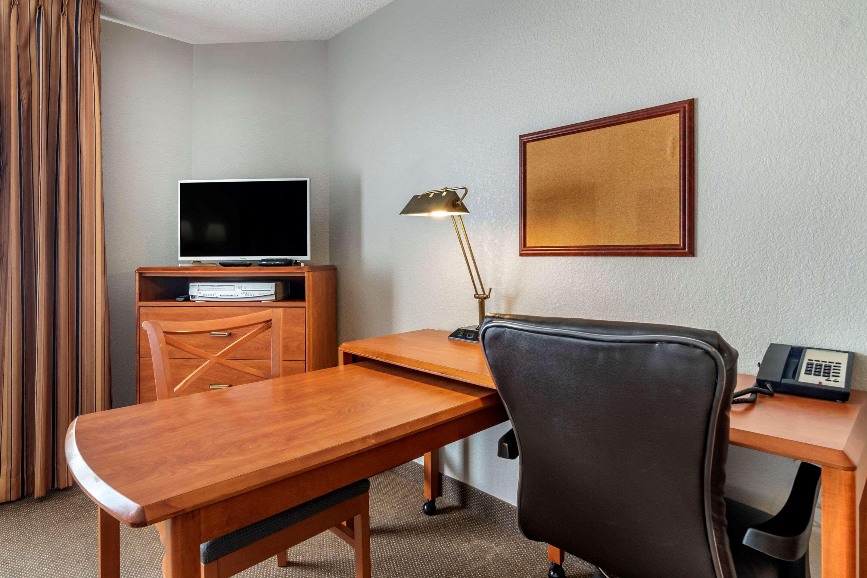 Mainstay Suites Emporia Buitenkant foto