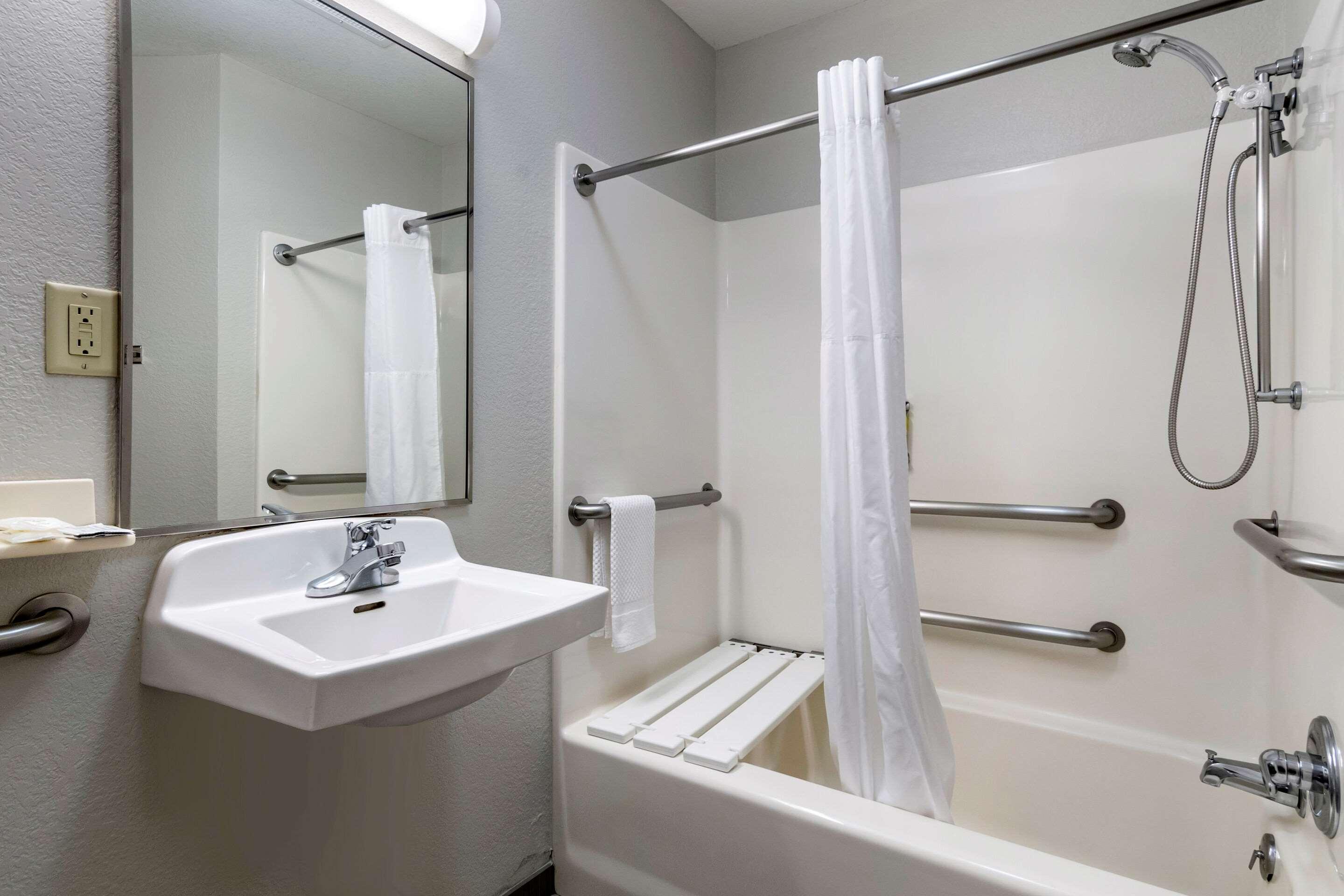 Mainstay Suites Emporia Buitenkant foto