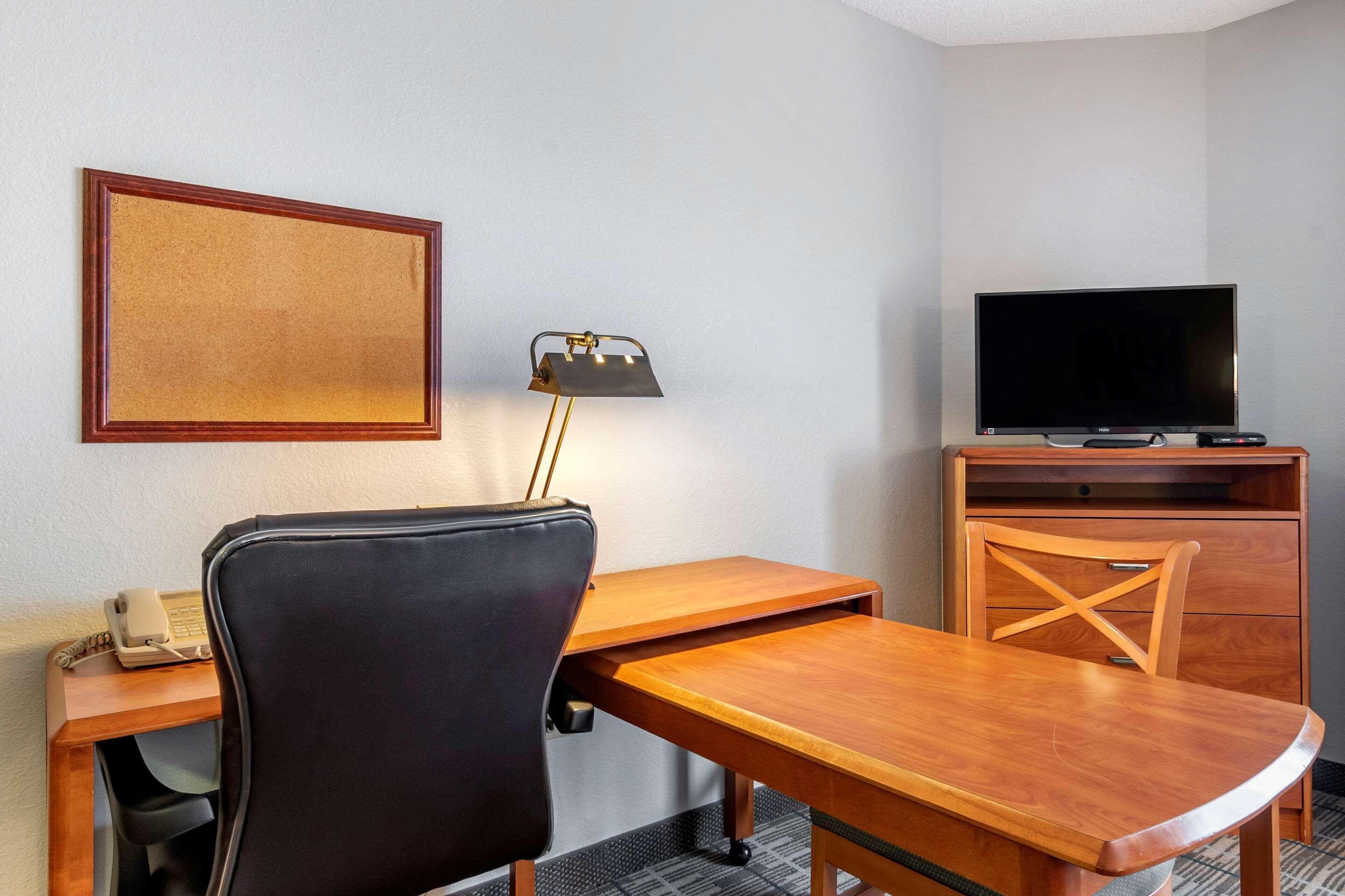 Mainstay Suites Emporia Buitenkant foto