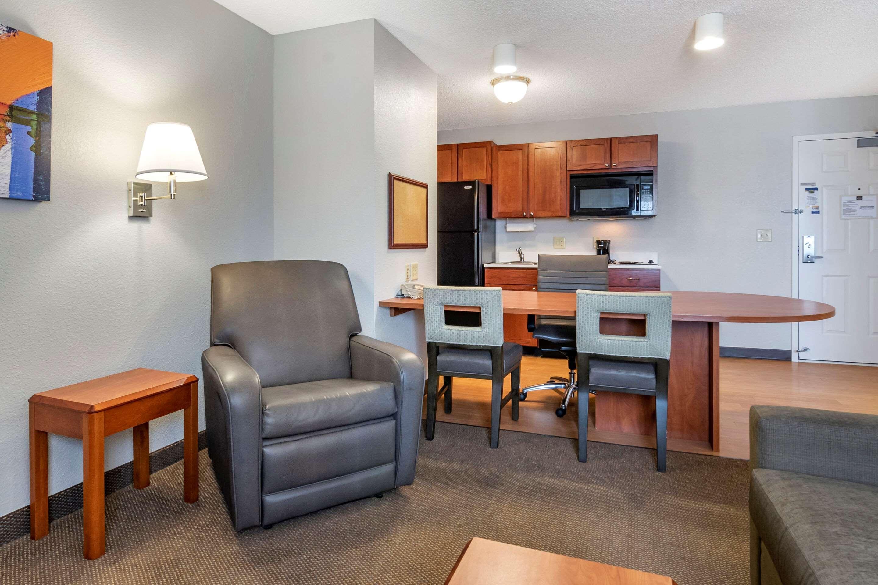 Mainstay Suites Emporia Buitenkant foto