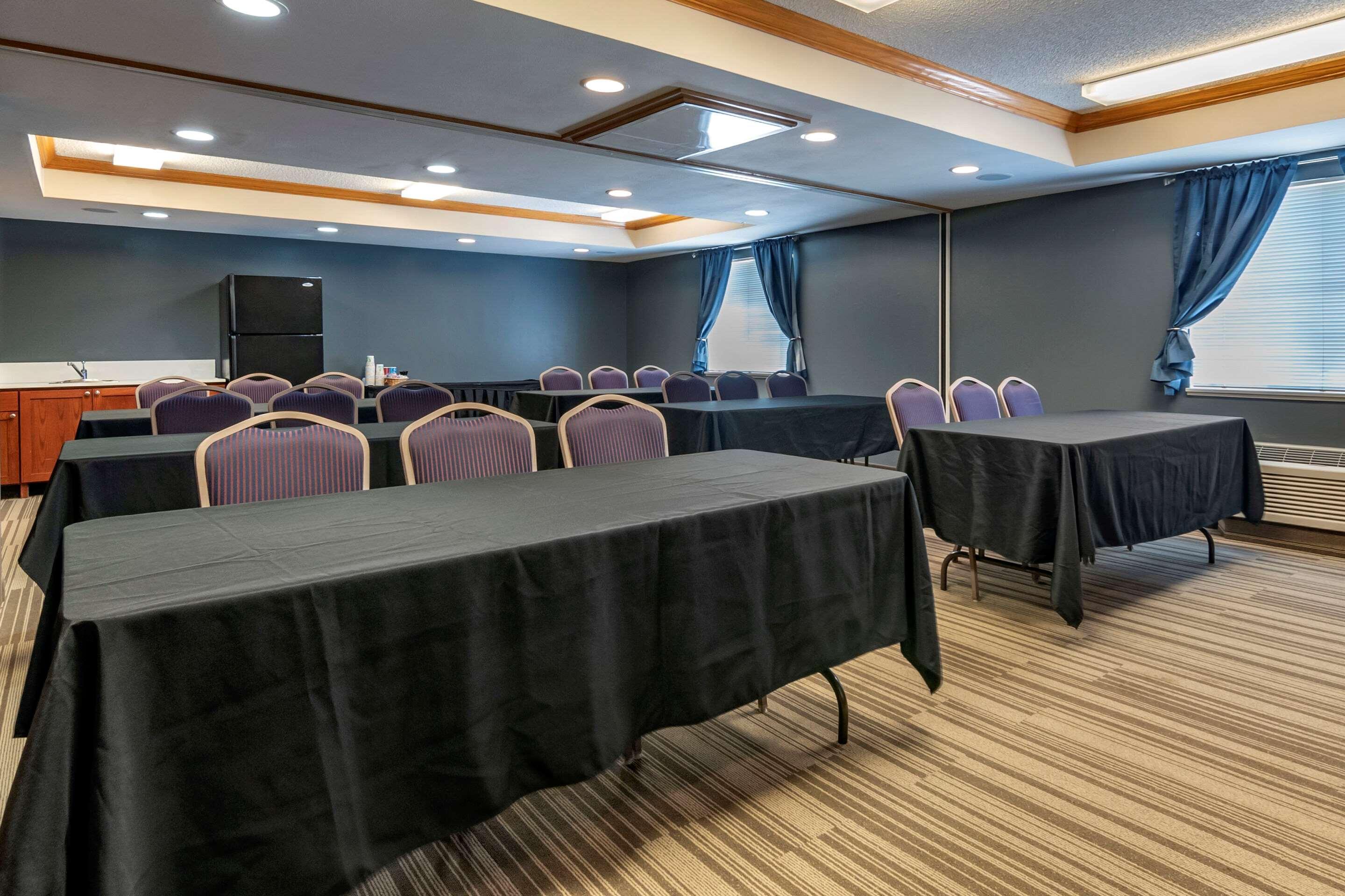 Mainstay Suites Emporia Buitenkant foto