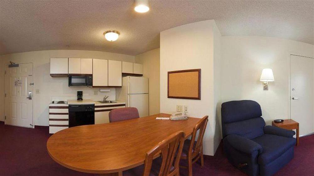 Mainstay Suites Emporia Buitenkant foto
